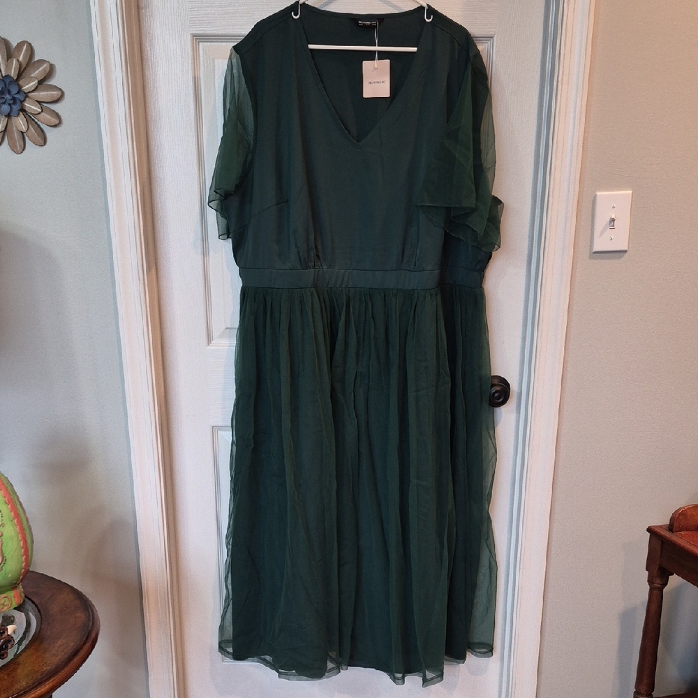 NWT BloomChic Dark Green Chiffon V-Neck Dress Pleated Waistline.size 26